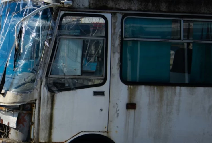 Un autobús cae en un pozo; 15 pasajeros gravemente heridos