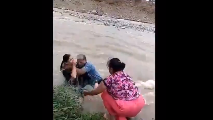 Un hombre y una mujer fueron arrastrados por las aguas del río Rímac cuando participaban de un bautizo en la localidad de Huachipa, Perú.
