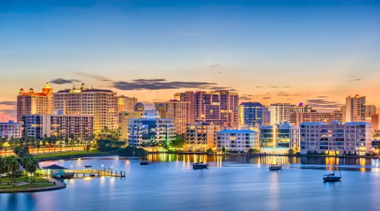 La vista de la ciudad de Sarasota en Florida