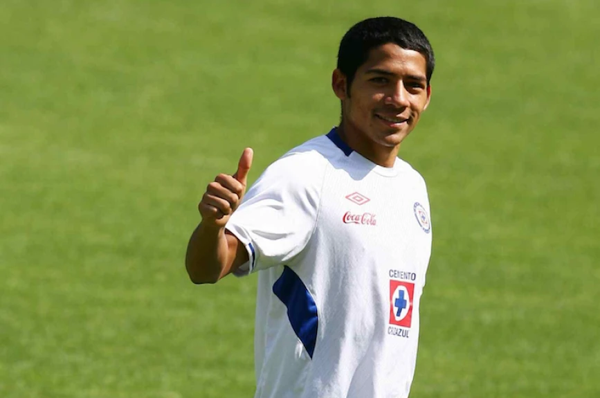 Javier Aquino con Cruz Azul en 2010, año de su debt