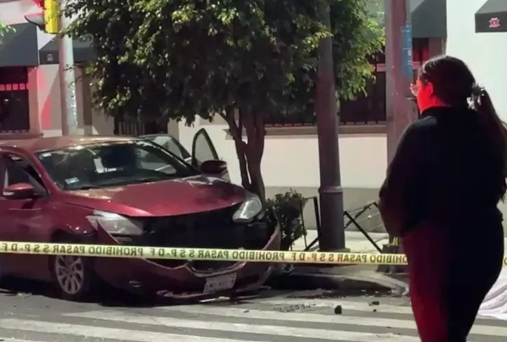 Mientras Dormía_ Muere mujer atropellada tras choque; volvía del trabajo y el conductor iba ebrio. En la imagen se obderva uno de los autos accidentados junto al cuerpo de la víctima que se encuentra sobre el pavimento.