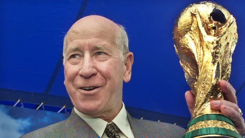 Bobby Charlton con la Copa FIFA