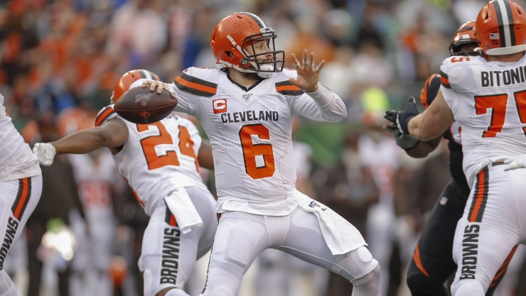 Baker Mayfield lanzando un balón en un partido con los Cleveland Browns