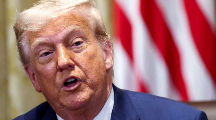 Recaudación por aranceles alcanza récord en 2025 luego de que Trump aplicara arancel universal del 10%.