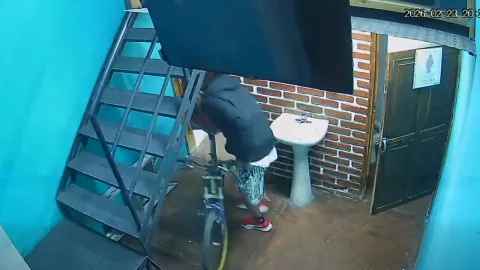 VIDEO: Captan a ladrón robando bicicleta afuera de baños en Huejotzingo