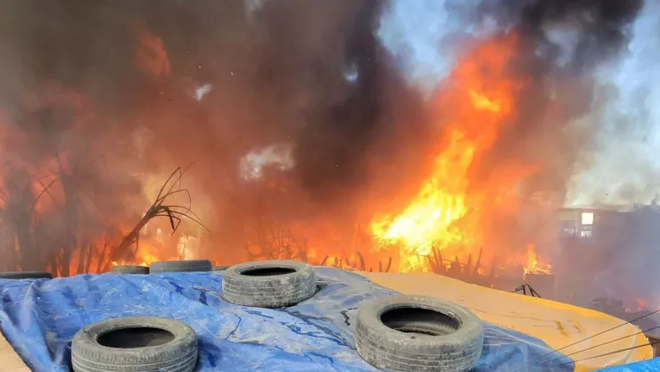 Incendio consume vivienda y vehículos en Tijuana; bomberos evitan riesgos mayores
