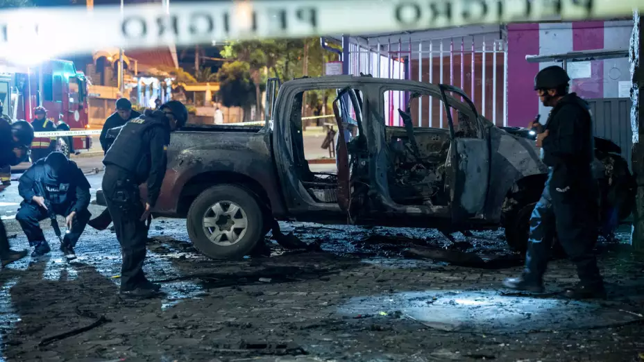 Policía de Ecuador revisa un coche bomba que explotó en Quito.j