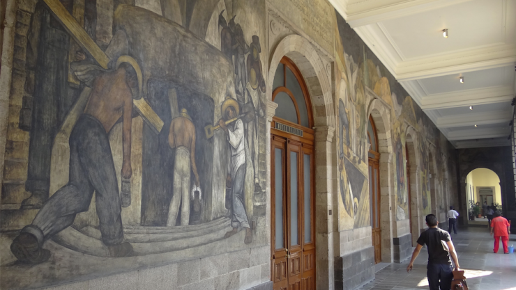 Inician trabajos de limpieza en murales de la SEP manchados por guano de aves