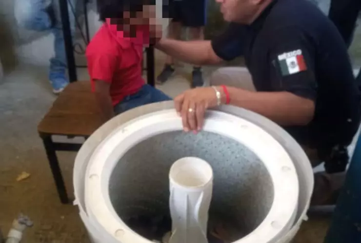 Rescatan a menor de edad en lavadora