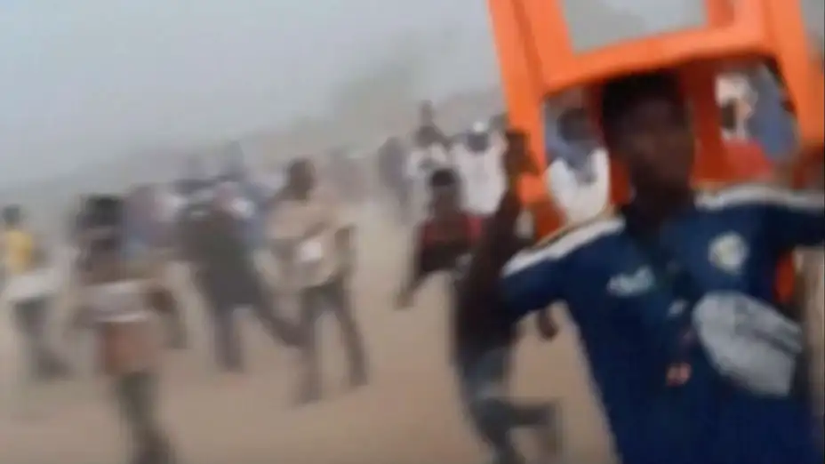 Estampida en un partido de fútbol en el estadio de Nzérékoré, en Guinea.