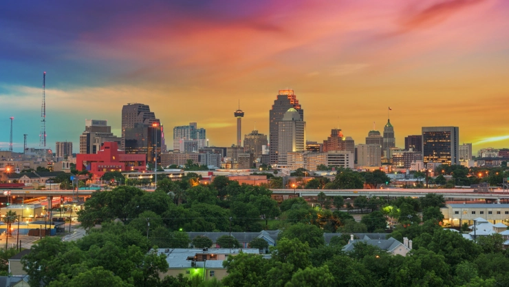 Avistaje panorámico de la ciudad de San Antonio, Texas, con la puesta del sol detrás de los edificios