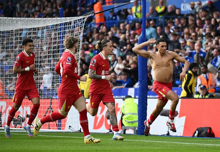 Trent Alexander-Arnold se despidió del Liverpool con un importante gol frente al Leicester