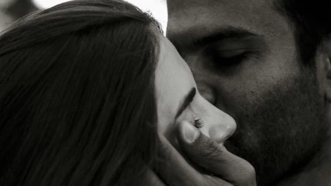 La autoridad señaló que existió un contacto físico de contenido sexual del recurrente con la denunciante.