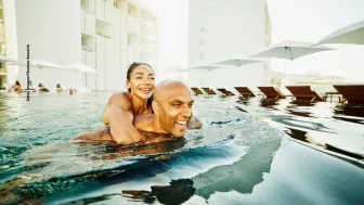 Muy aventureros, le enseñan a sus parejas las actividades que aman para que puedan hacerlo juntos.