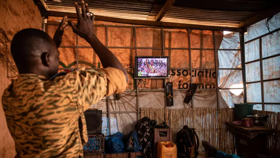 En la TV la la toma de posesión del militar Paul Henri Sandaogo en Burkina Faso.