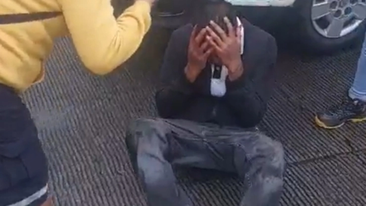 asaltante llora tras ser detenido y golpeado por pasajeros en Coacalco, Estado de México