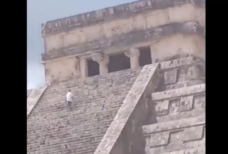 Joven se sube a Castillo de Chichnén Itzá