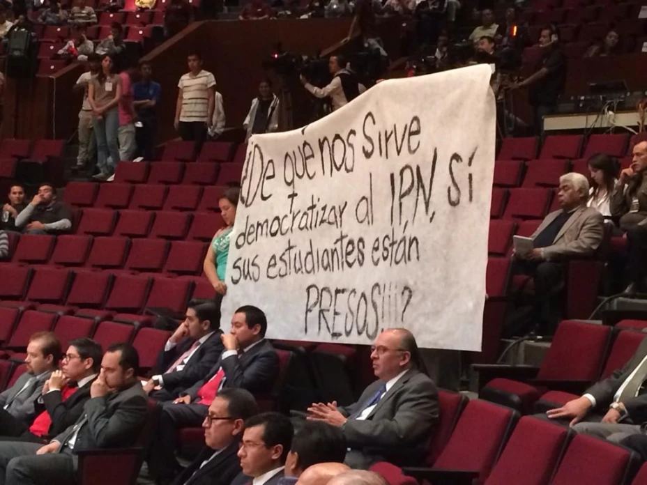 Alumnos protestan por la detención de un estudiante de la Voca 9