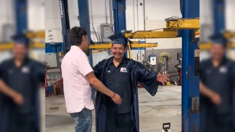 Recién egresado lleva su título universitario a su papá mecánico