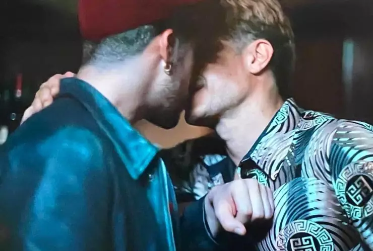 Cassandro Escena de beso entre Gael García y Bad Bunny