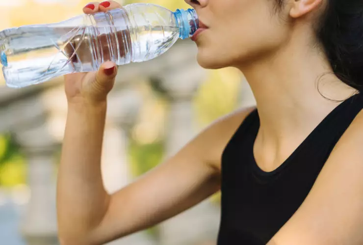 Tomar dos litros de agua podría ser excesivo, según estudio