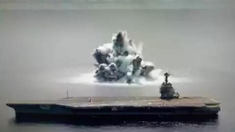 Impresionante explosión cerca de un porta aviones de Estados Unidos