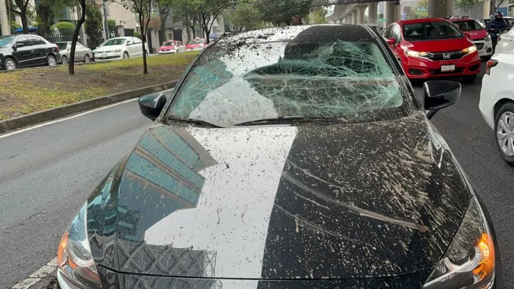 Auto dañado por desplome de canaleta en el segundo piso del Periferico en CDMX