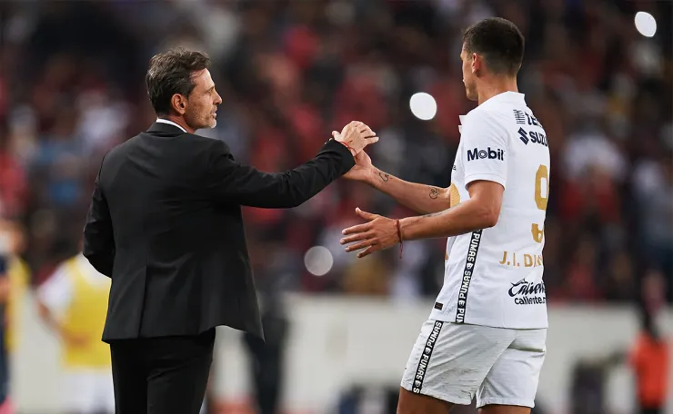 Diego Cocca saluda a Dinenno de Pumas