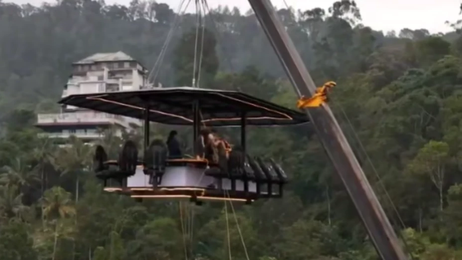 Familia queda atrapada en restaurante en las alturas.png