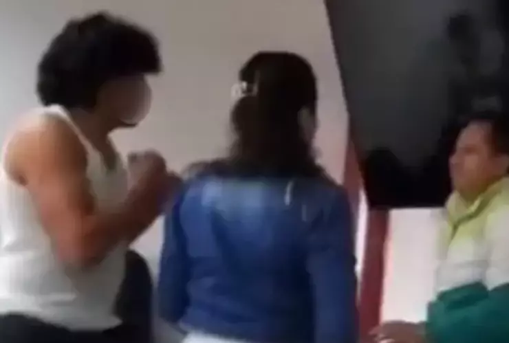 Alumno golpea a su maestro