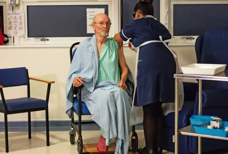 Murió William Shakespeare, el primer hombre que recibió la vacuna contra COVID-19