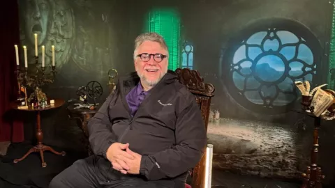 Guillermo del Toro destaca en los Golden Globes 2026 con Frankenstein, una de las películas más nominadas del año.