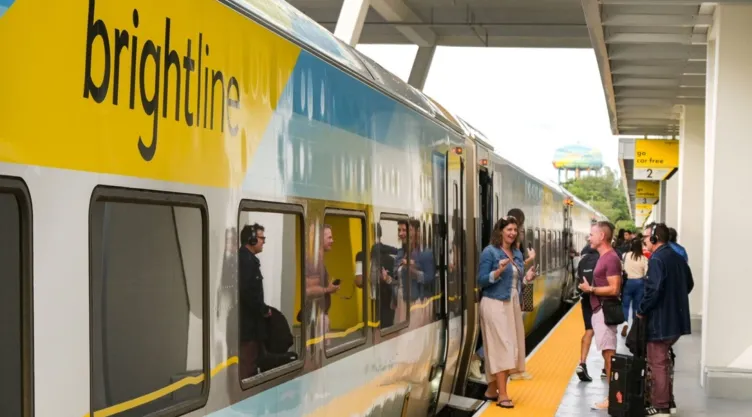 El tren de alta velocidad ya funciona en Florida.
