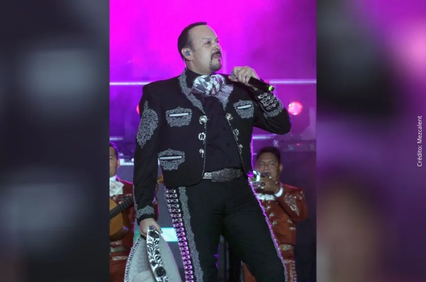 Pepe Aguilar de charro..jpg