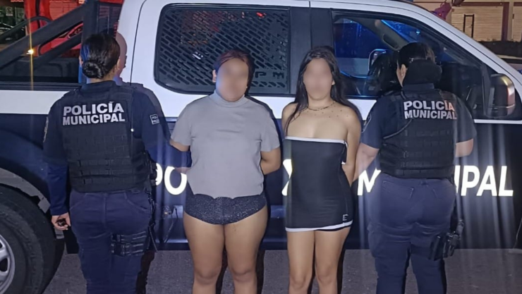 Camioneta impacta local y puesto de comida en avenida Zaragoza; hay dos detenidas