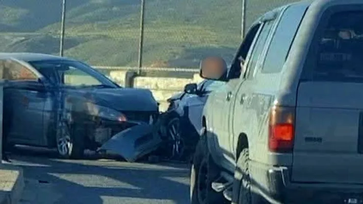 Conductores reportan fuerte choque entre sedanes en Lomas de la Presa