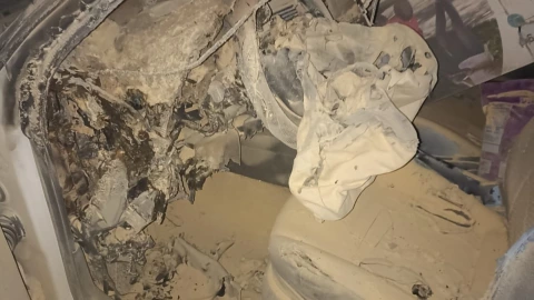 Auto se incendia en el estacionamiento de plaza comercial en Cancún