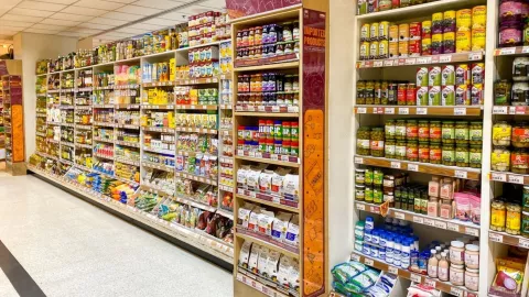 Productos en una percha de supermercado.