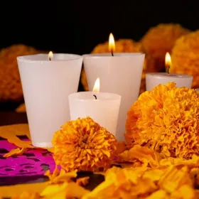 Ideas DIY 3 ideas para hacer velas personalizadas para recordar a tus difuntos en el Día de Muertos.jpg