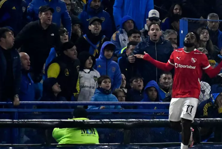 Álvaro Angulo anotó el 1-0 de la victoria frente a Boca Juniors y festejó frente a sus hinchas