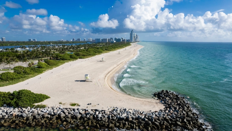 Vista aérea de una playa de Florida, con arena blanca y el agua turquesa, acompañado de la vegetación del lugar