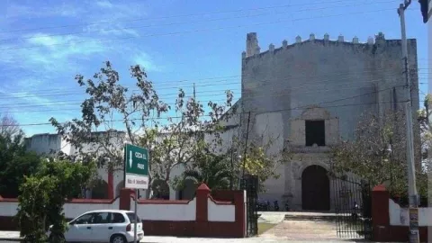 Cachan a sacerdote besando APASIONADAMENTE a una mujer