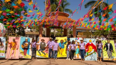 Cautiva lotería humana durante carnaval en Oaxaca.