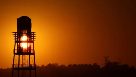 Joven cae de tanque de agua en Chihuahua
