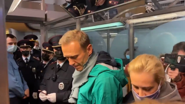 Alexey Navalny regresó a Rusia cinco meses después de ser envenenado y fue detenido en por la policía en el control de pasaportes del aeropuerto Sheremetievo de Moscú.
