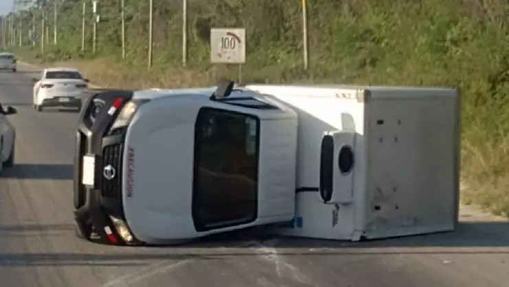 Tráfico hoy 05 de marzo_ Reportan volcadura en carretera Cancún- Puerto Morelos.jpg