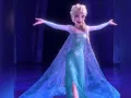 Edith Evans se parece a Elsa de Frozen. Ambas tienen una presencia poderosa y una gran sensibilidad emocional. Además, Edith, al igual que Elsa, muestra un fuerte deseo de expresarse a través de la música y tiene un carácter fuerte que la impulsa a superar desafíos.