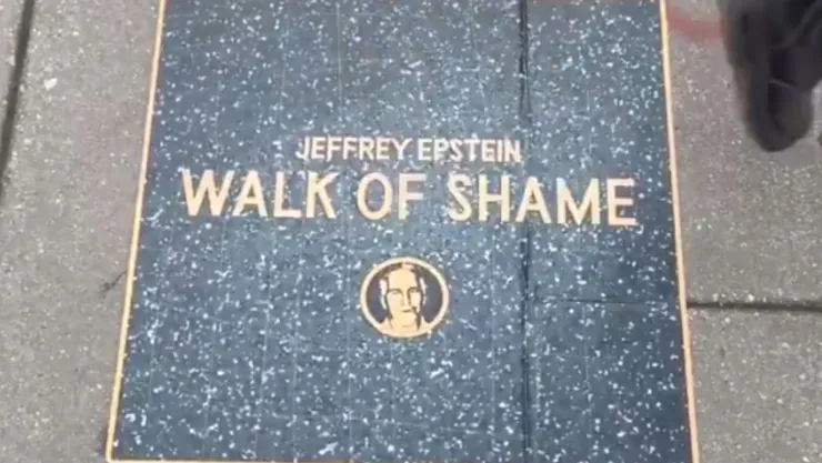 Colocan ‘Paseo de la Vergüenza’ en las inmediaciones de la Casa Blanca con nombres relacionados al caso de Jeffrey Epstein