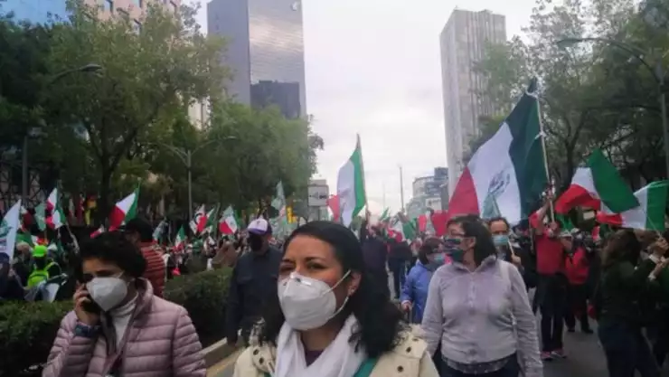 frenaaa-amlo-zocalo (1).jpg