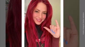Shakira cabello rojo.jpg